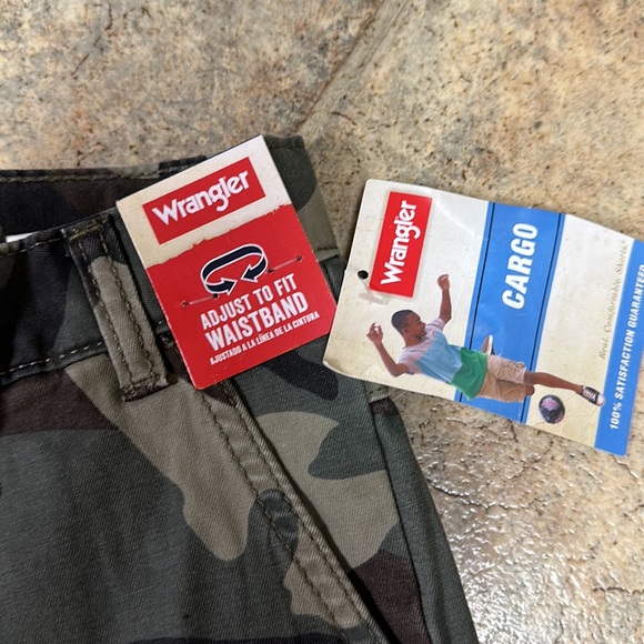 NWT.  NWT  WRANGLER CARGO SHORTS - Picture 3 of 5